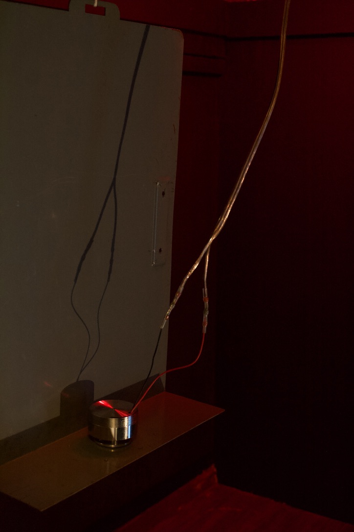 a wire coming down from the cieling attched to the device that creates resonances