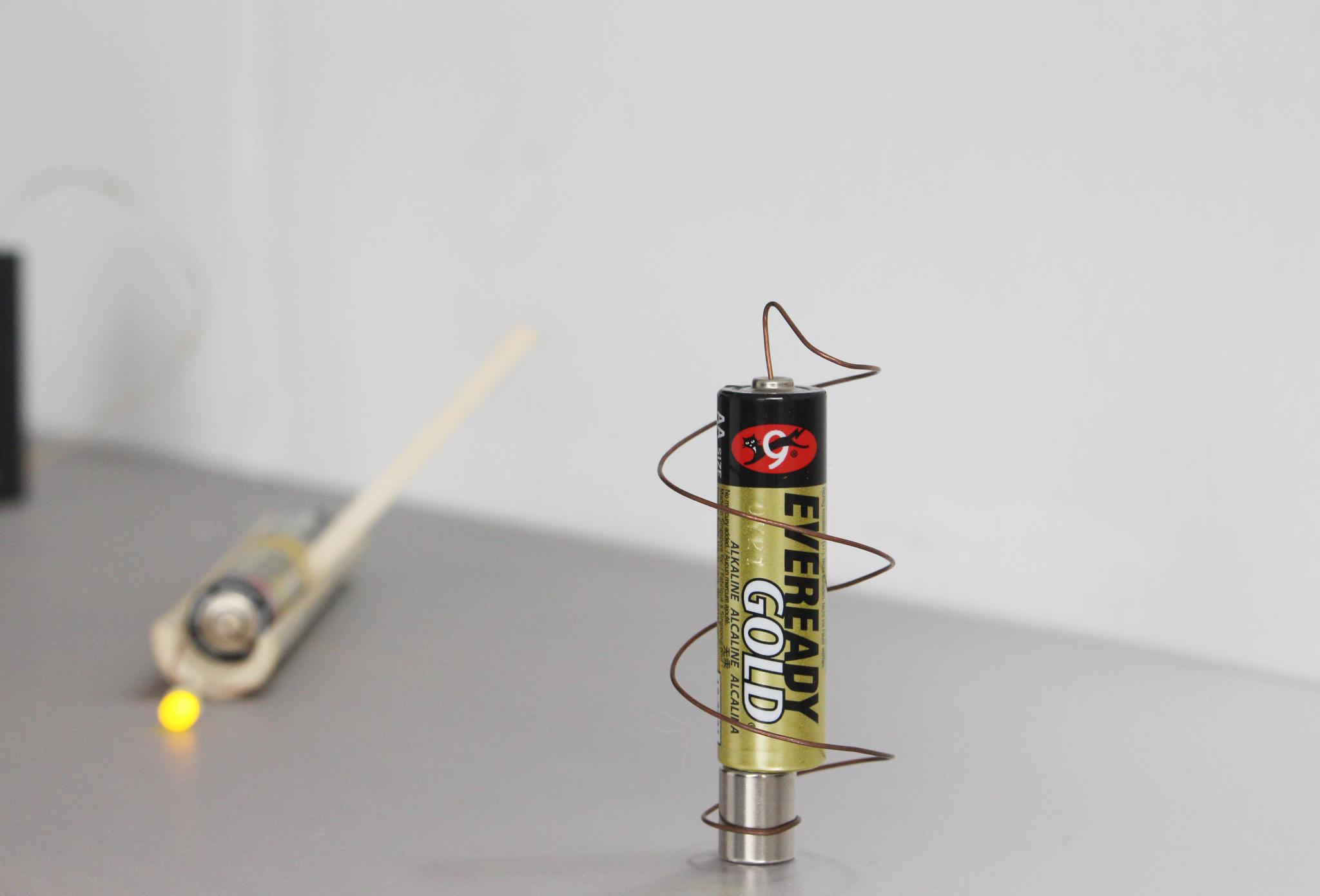 Homopolar motor: Battery, Neodymium magnet, copper wire