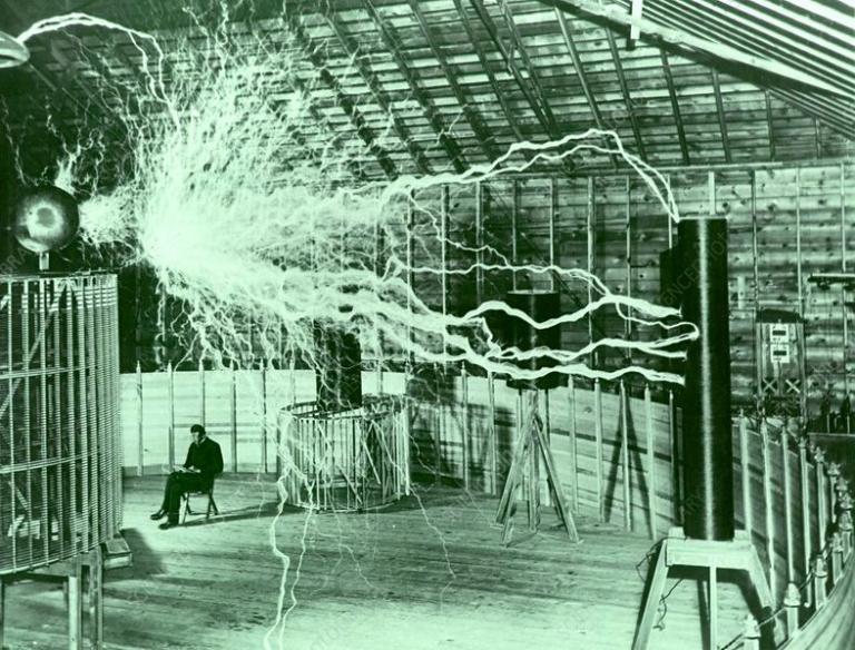 a photo of a tesla coil producing large sparking lines
